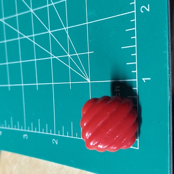 E766 Vintage Trend Red Textured Acrylic Stud Earrings - Picture 3 of 9